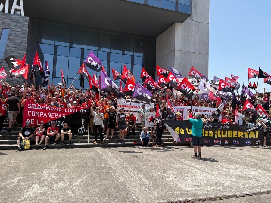 8.000 pertsonak baino gehiagok besarkatu dute La Suizako 6ak, Xixonen, “botere polizial, judizial, enpresarial eta mediatikoen aliantza atzerakoi” baten aurka